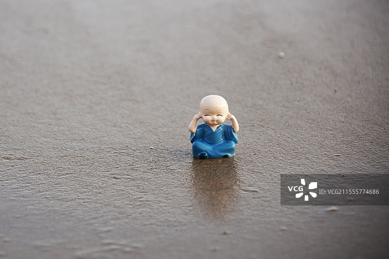 沙滩上修禅的小和尚图片素材