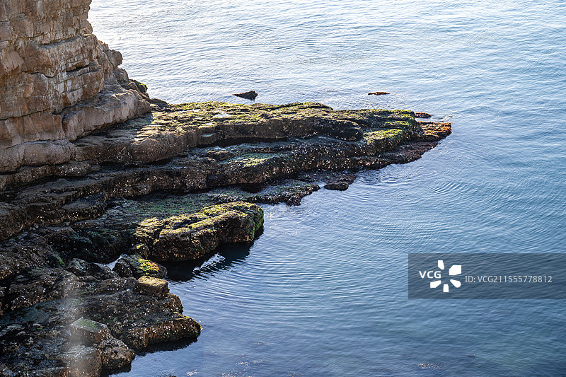 霞染礁岩静，金波卧海眠图片素材