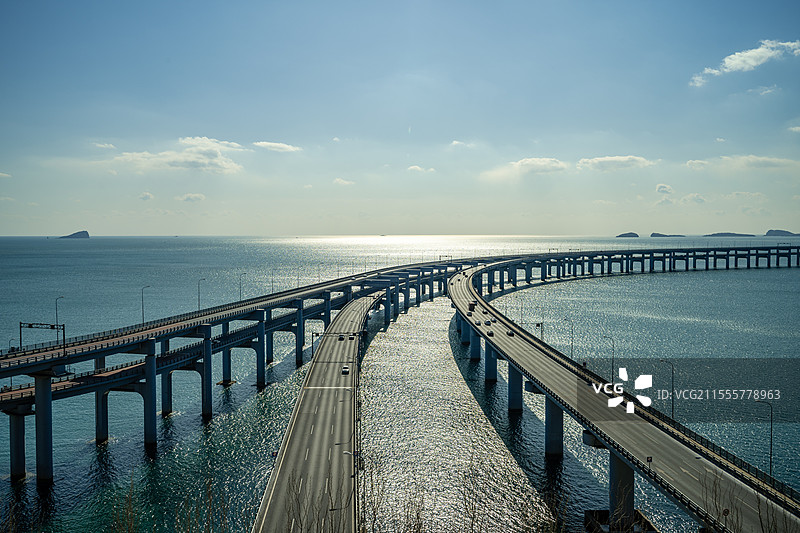 跨海大桥车流穿梭，碧海蓝天映衬现代都市图片素材
