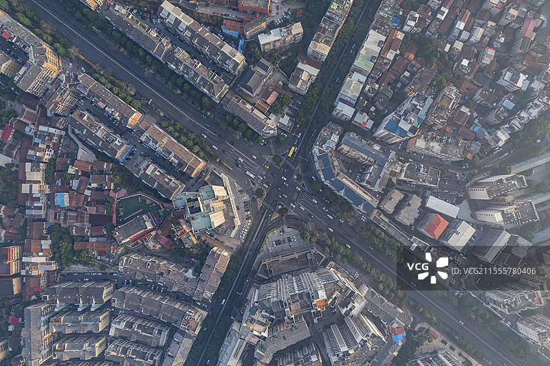 城市的交通道路十字路口的垂直鸟瞰图片素材