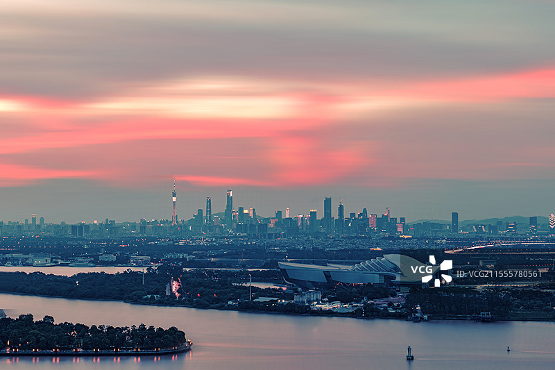 蓝调时刻的广州科学中心图片素材