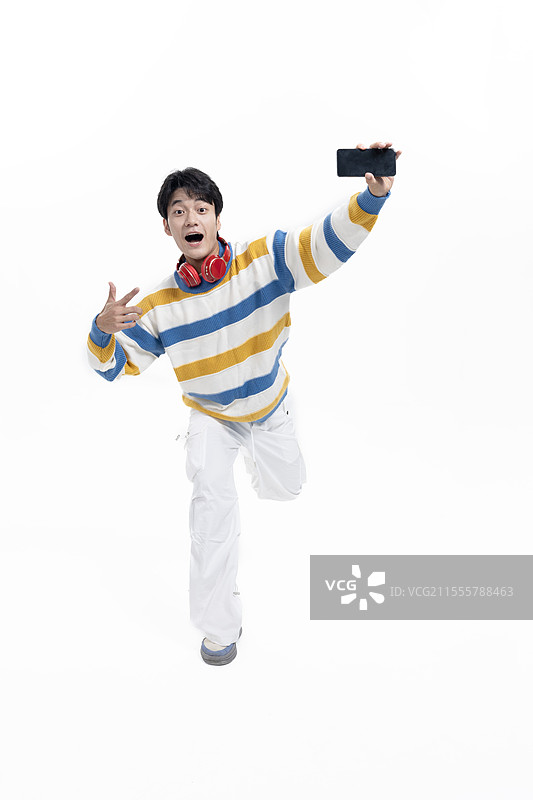 手拿手机奔跑的年轻男子图片素材