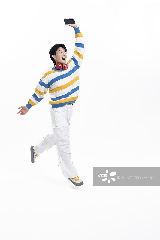 手拿手机奔跑的年轻男子图片素材