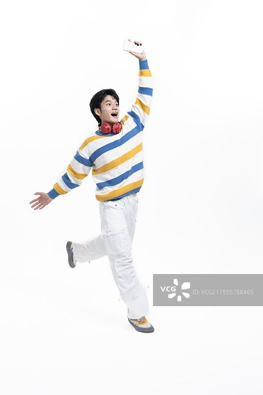 手拿手机奔跑的年轻男子图片素材