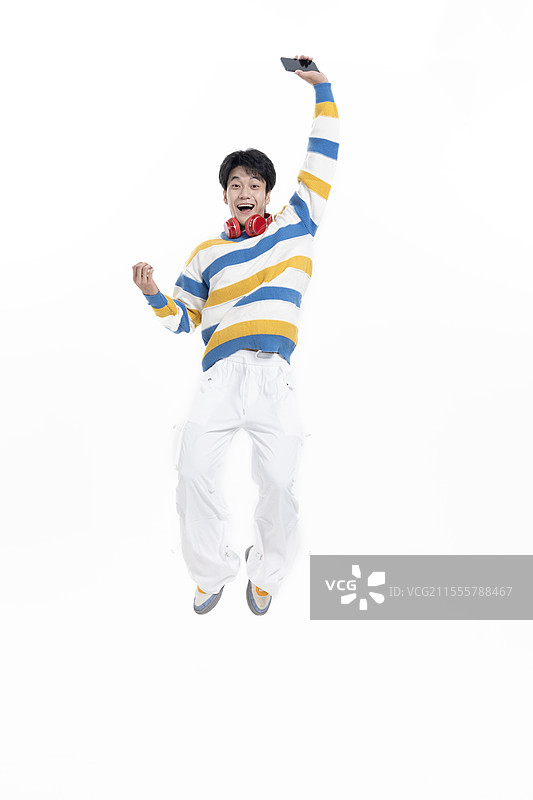 手拿手机奔跑的年轻男子图片素材