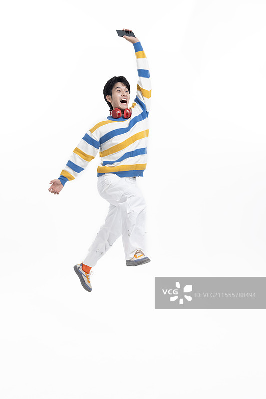 手拿手机奔跑的年轻男子图片素材