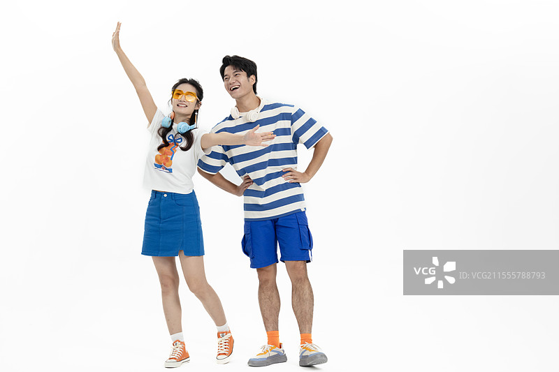 手牵手前进的年轻男人与年轻女人图片素材