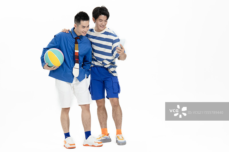 一起玩篮球的兄弟图片素材
