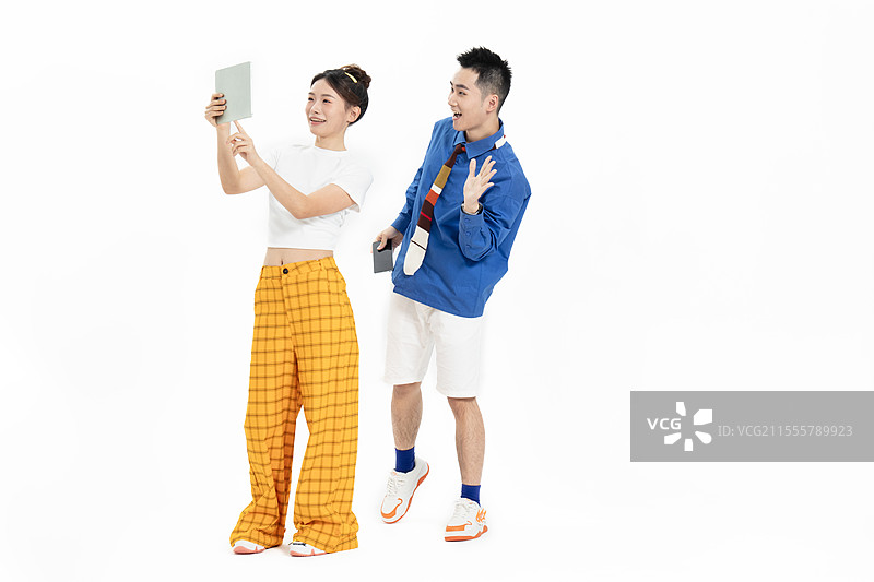 不同情侣分享不同电子产品的场景图片素材