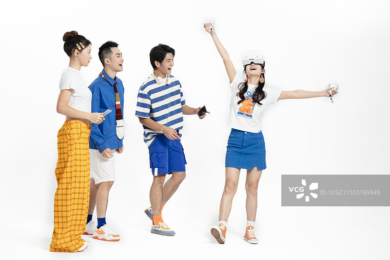 三个年轻人观摩一个年轻人玩VR游戏图片素材