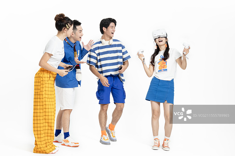 三个年轻人观摩一个年轻人玩VR游戏图片素材