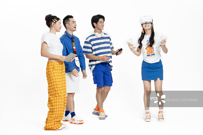 三个年轻人观摩一个年轻人玩VR游戏图片素材