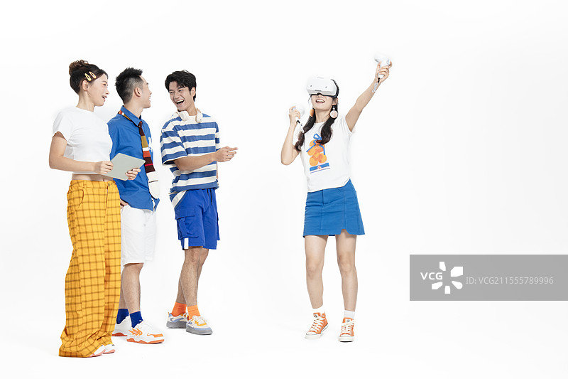 三个年轻人观摩一个年轻人玩VR游戏图片素材