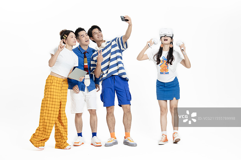 三个年轻人观摩一个年轻人玩VR游戏图片素材