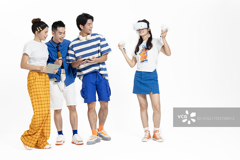 三个年轻人观摩一个年轻人玩VR游戏图片素材