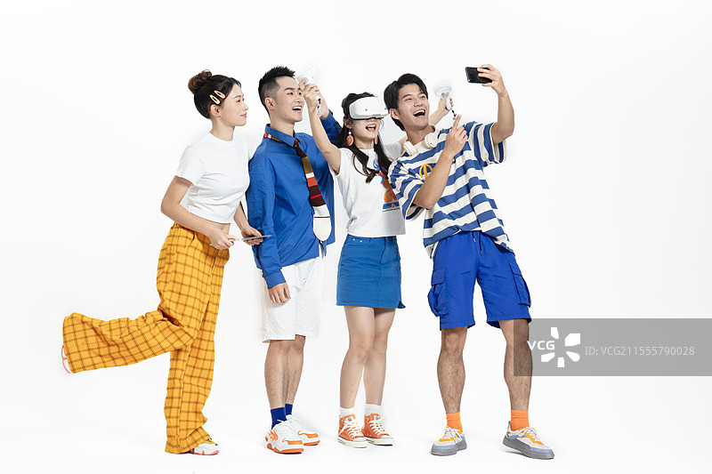 带着VR与其他朋友一起拍合影图片素材