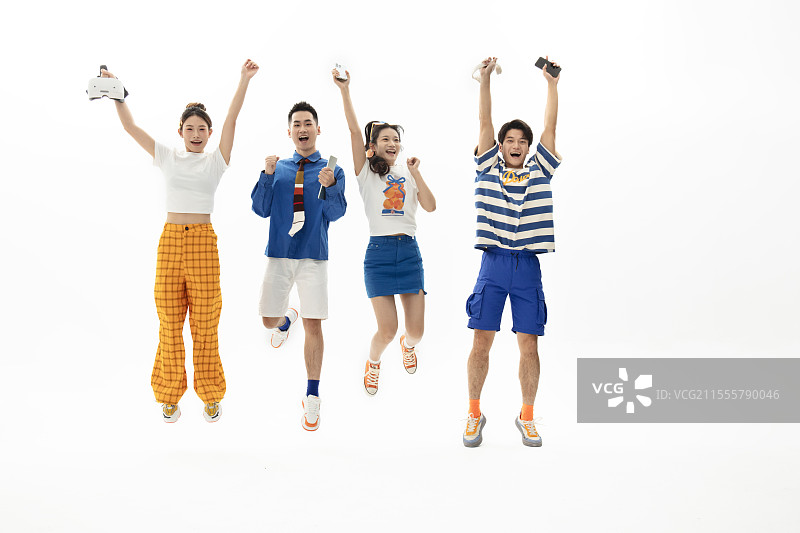 四个同时跳跃起来的年轻人图片素材