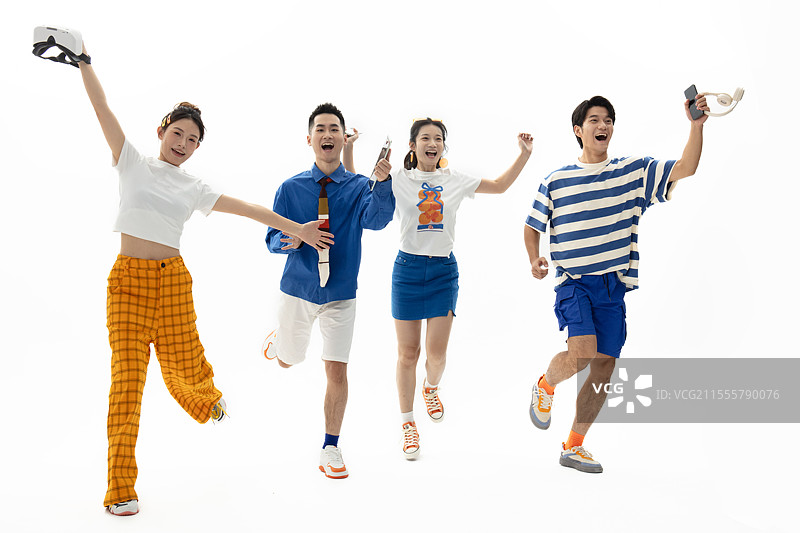 四个追逐玩耍的年轻人图片素材