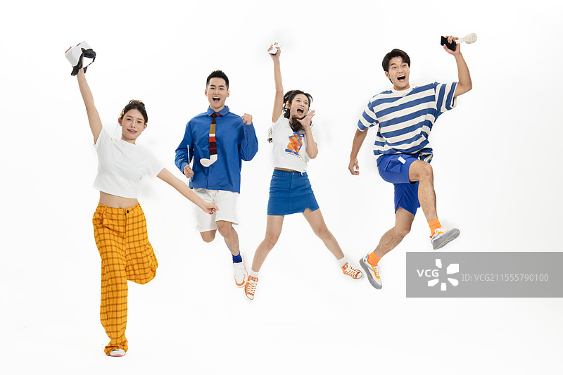 四个追逐玩耍的年轻人图片素材