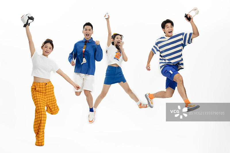 四个追逐玩耍的年轻人图片素材