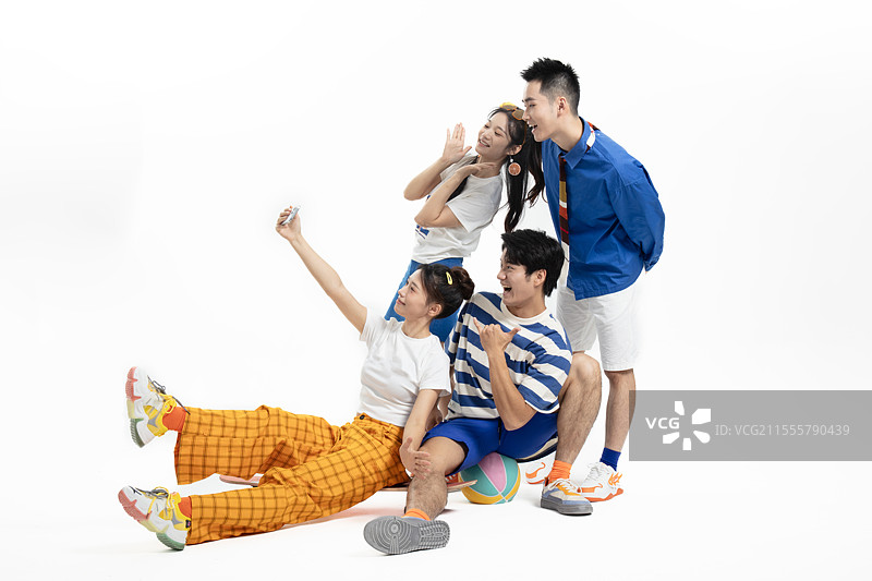 四个拍使用手机拍合影的年轻人图片素材