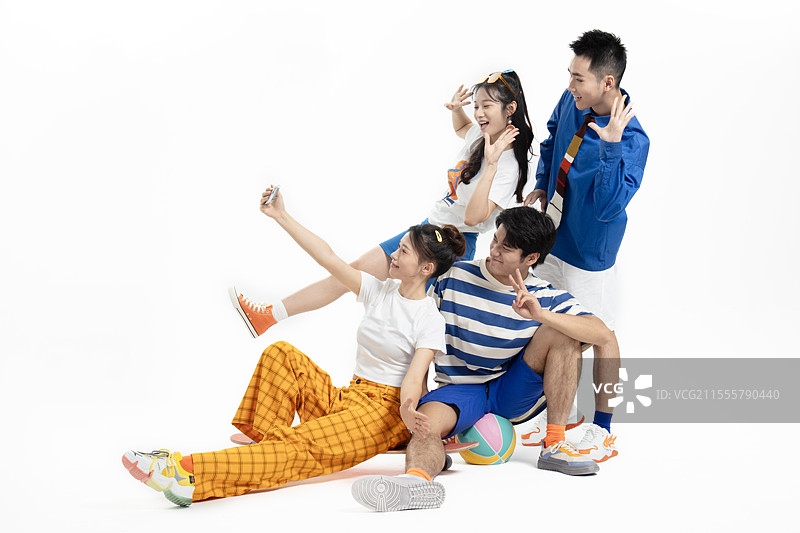 四个拍使用手机拍合影的年轻人图片素材