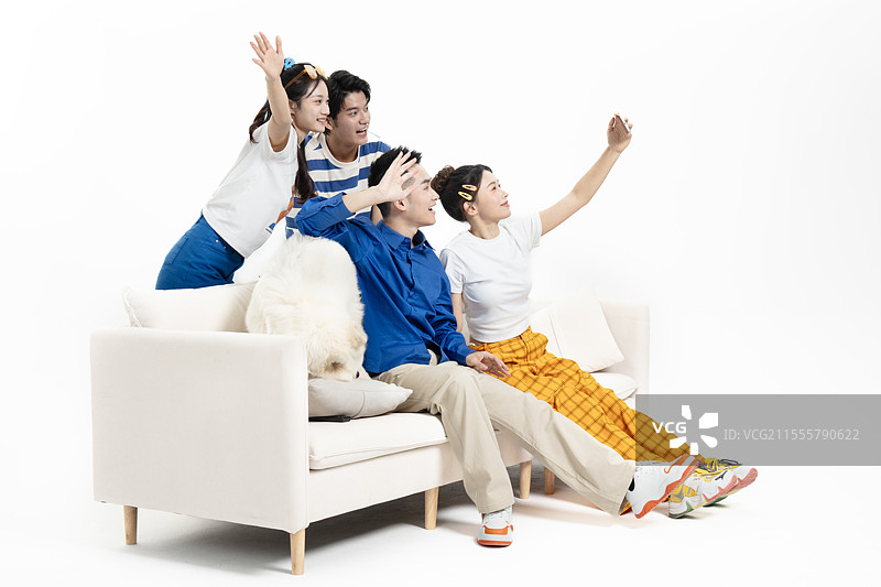 两队情侣坐在沙发上玩自拍合影图片素材