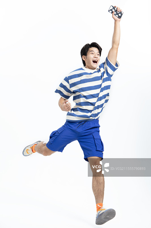 手拿手机追逐呼喊的年轻男学生图片素材