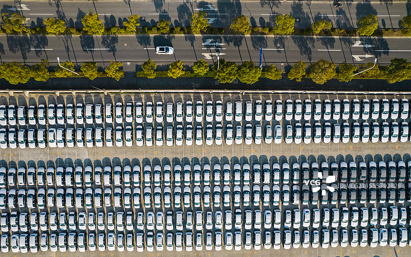 停车场中待销售的新汽车图片素材