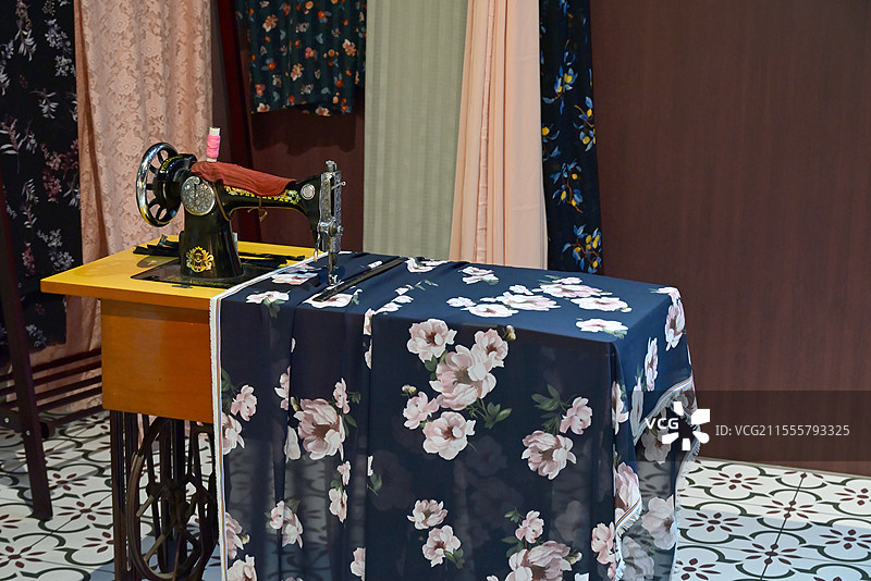 旗袍布料与缝纫机展示特写镜头图片素材