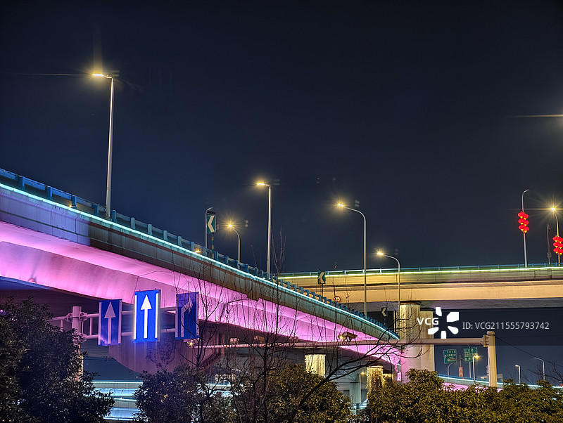 夜晚亮化的城市立交桥，新庄立交图片素材