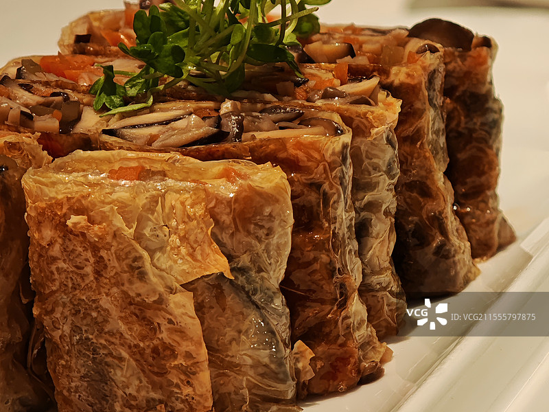 餐厅里的淮扬菜佛门素烧鹅图片素材