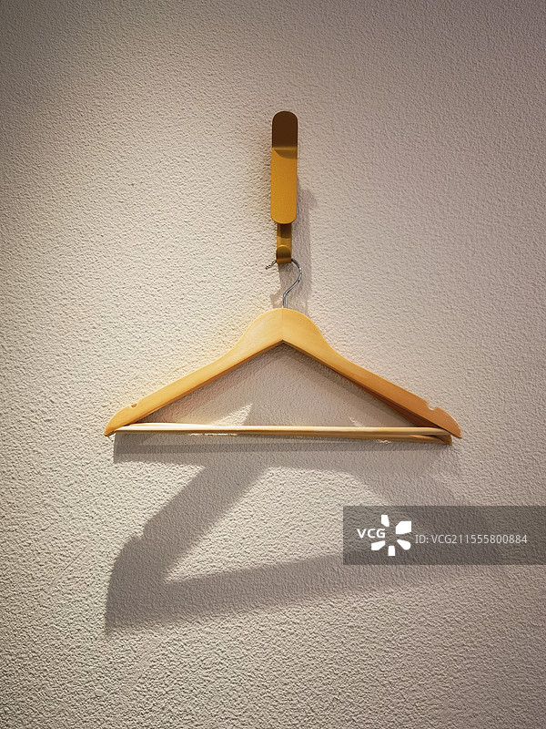 墙壁上悬挂着的衣服架子图片素材