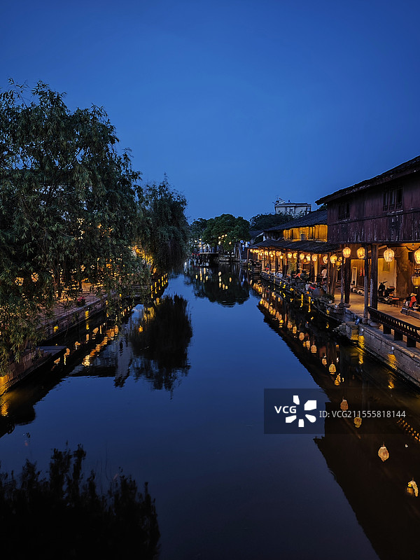 浙江省绍兴市越城区黄酒小镇夜景风光，蓝调时刻图片素材