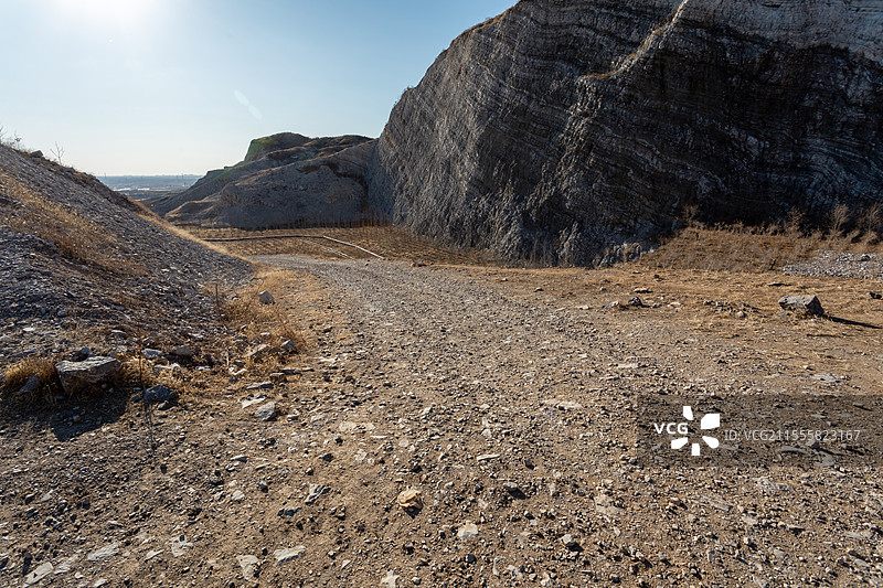 中国北方冬季废弃矿山荒凉道路汽车背景图片素材
