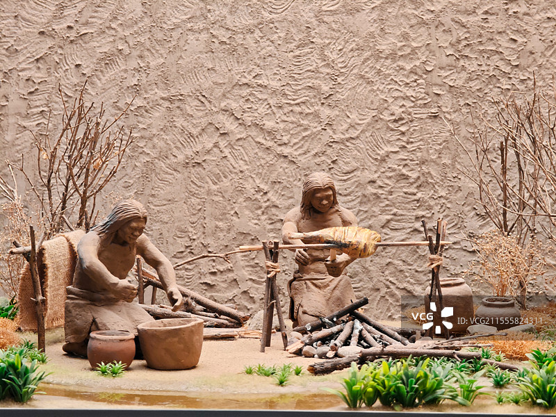 中国浙江杭州萧山跨湖桥遗址博物馆原始人生活场景图片素材