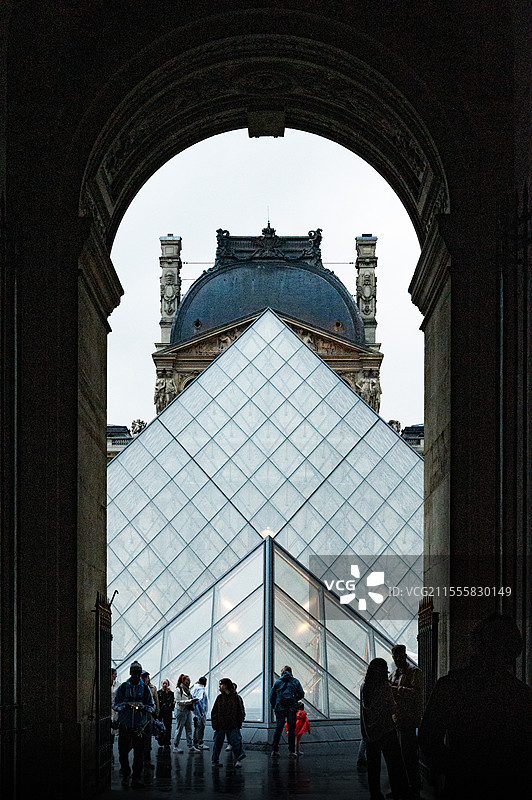 法国巴黎卢浮宫金字塔人视点轴线透视图片素材