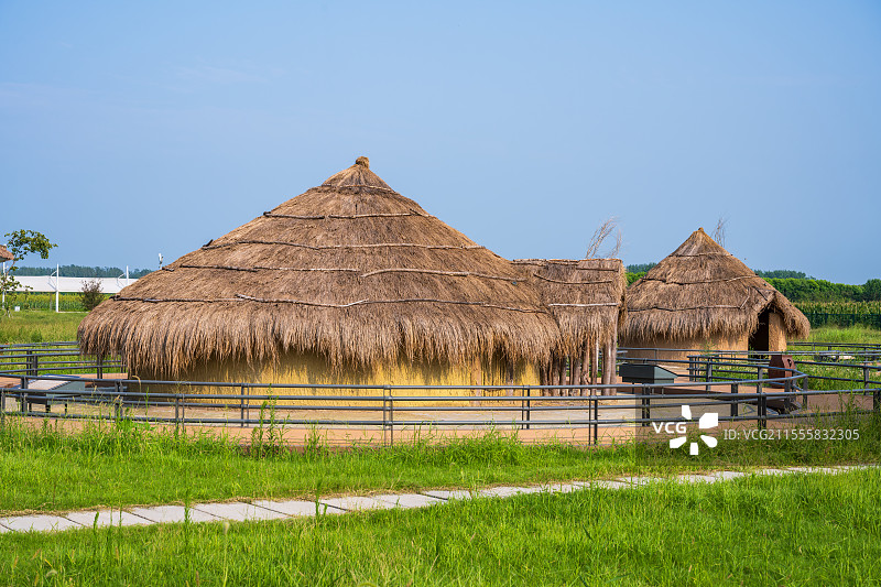 亚洲中国河南省漯河市舞阳县贾湖村贾湖遗址博物馆茅草屋住宅图片素材