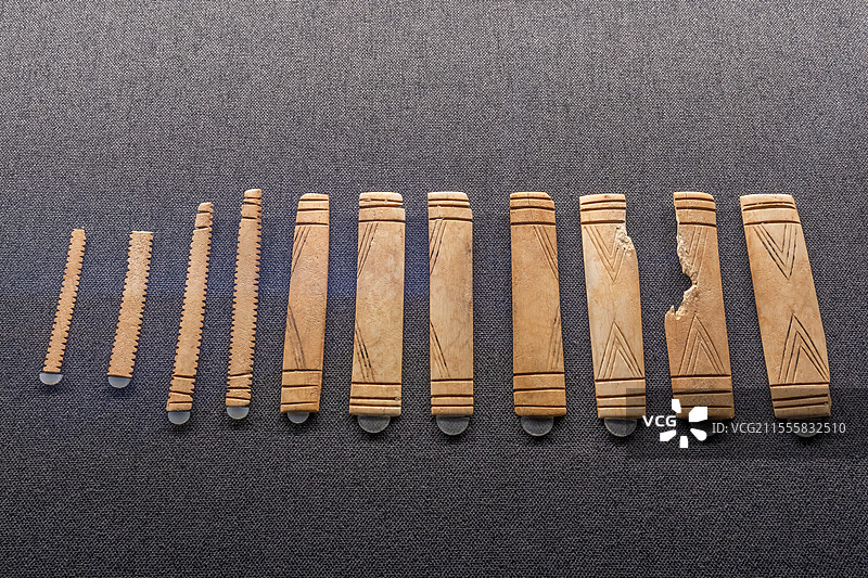 青海省博物馆刻划纹骨饰片宗日文化距今5300-4000年同德县宗日遗址出土图片素材