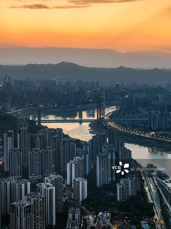 嘉陵江上的金色时光：夕阳下的重庆城市风光图片素材