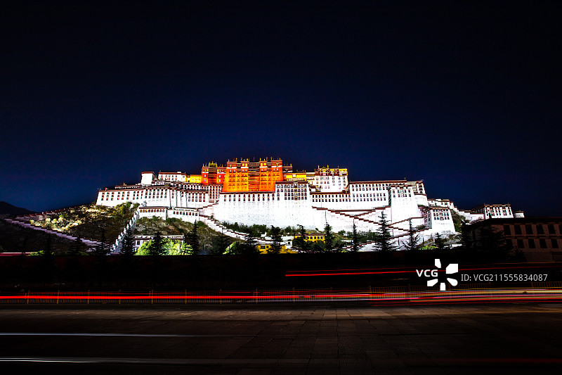慢速拍摄夜色中亮起灯光的拉萨布达拉宫图片素材
