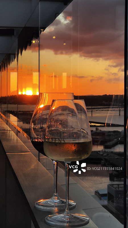 夕阳下的酒杯图片素材