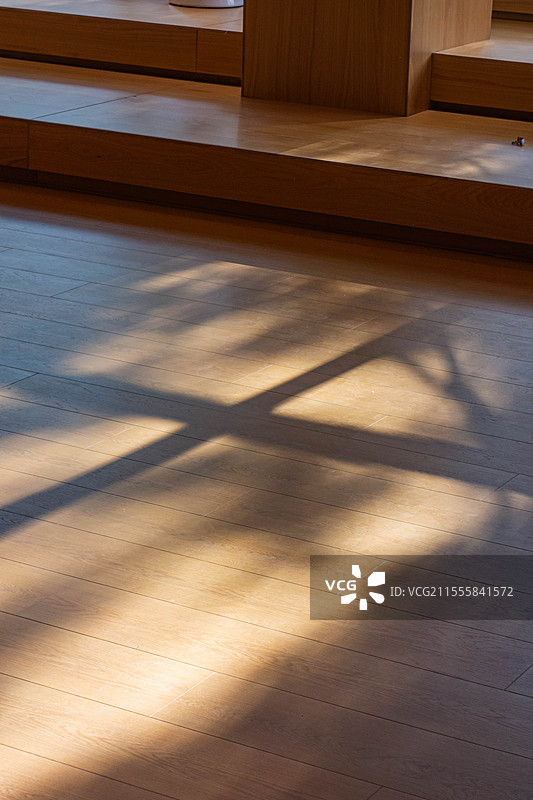 窗户外撒在地上的光影图片素材