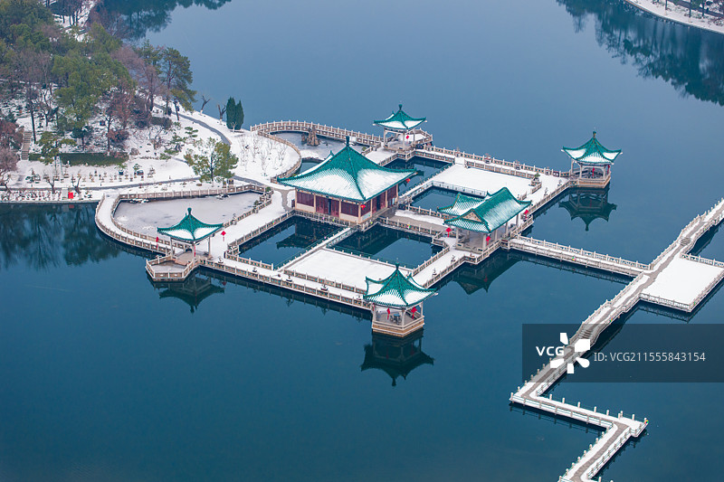 航拍东湖碧潭观鱼雪景图片素材