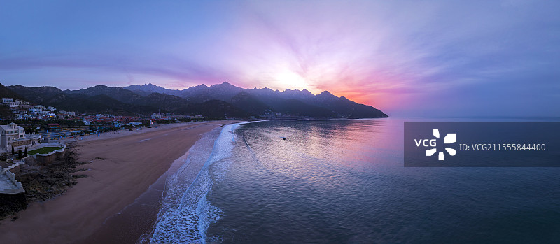 崂山挡住的日光，漏出温柔的朝霞，漫长细腻的沙滩，海浪拍打，安静迷人的青岛早晨图片素材