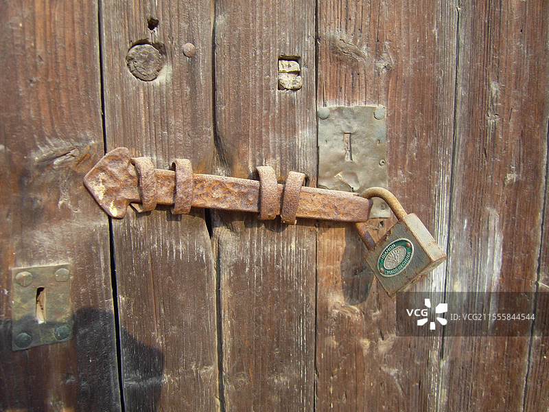古旧生锈的锁老房子图片素材