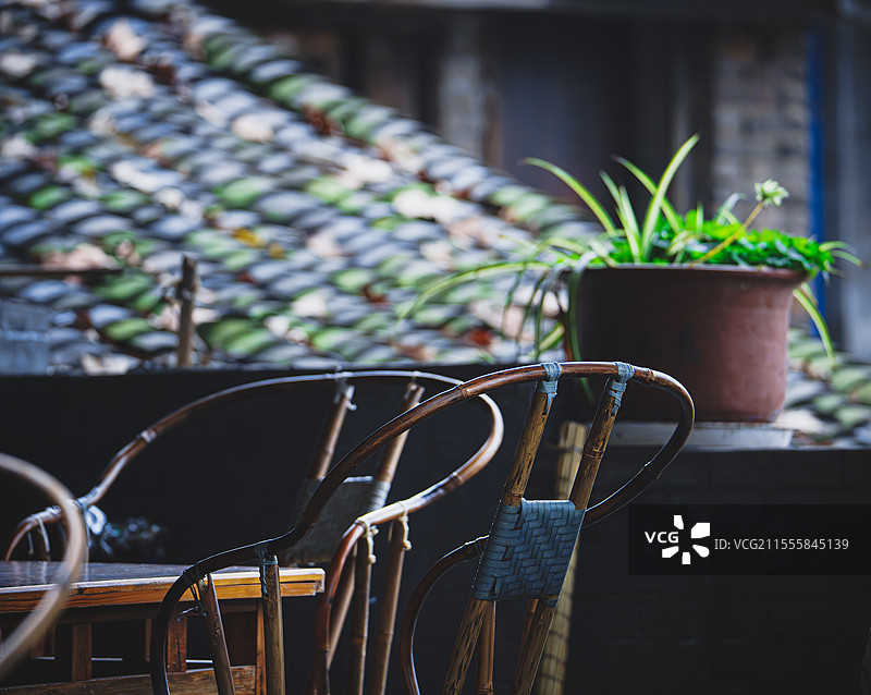 老城茶馆里的椅子特写图片素材