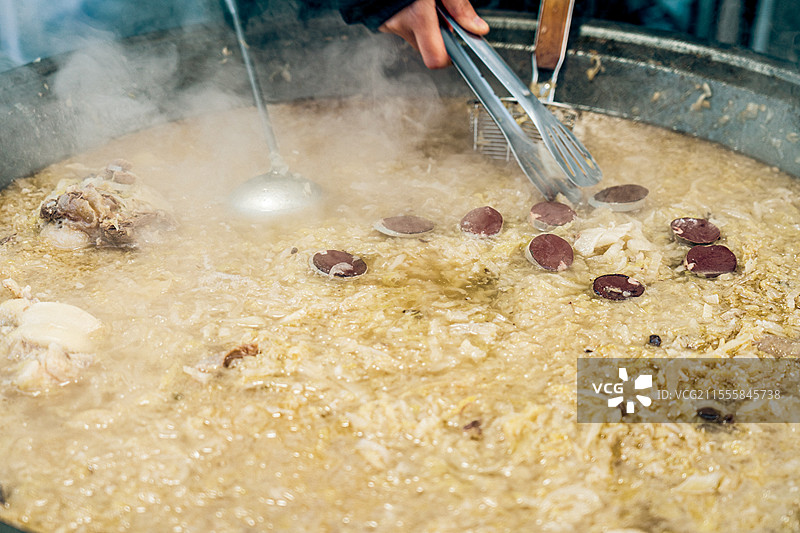 东北早市铁锅炖酸菜白肉血肠烟火气满满图片素材