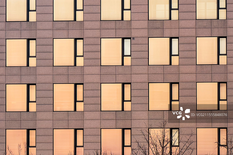 黄昏时办公楼的玻璃图片素材