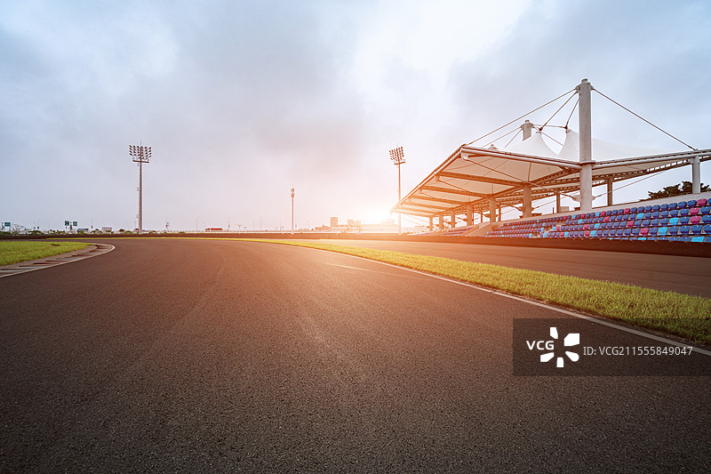 F1方程式赛车道与看台观众席图片素材